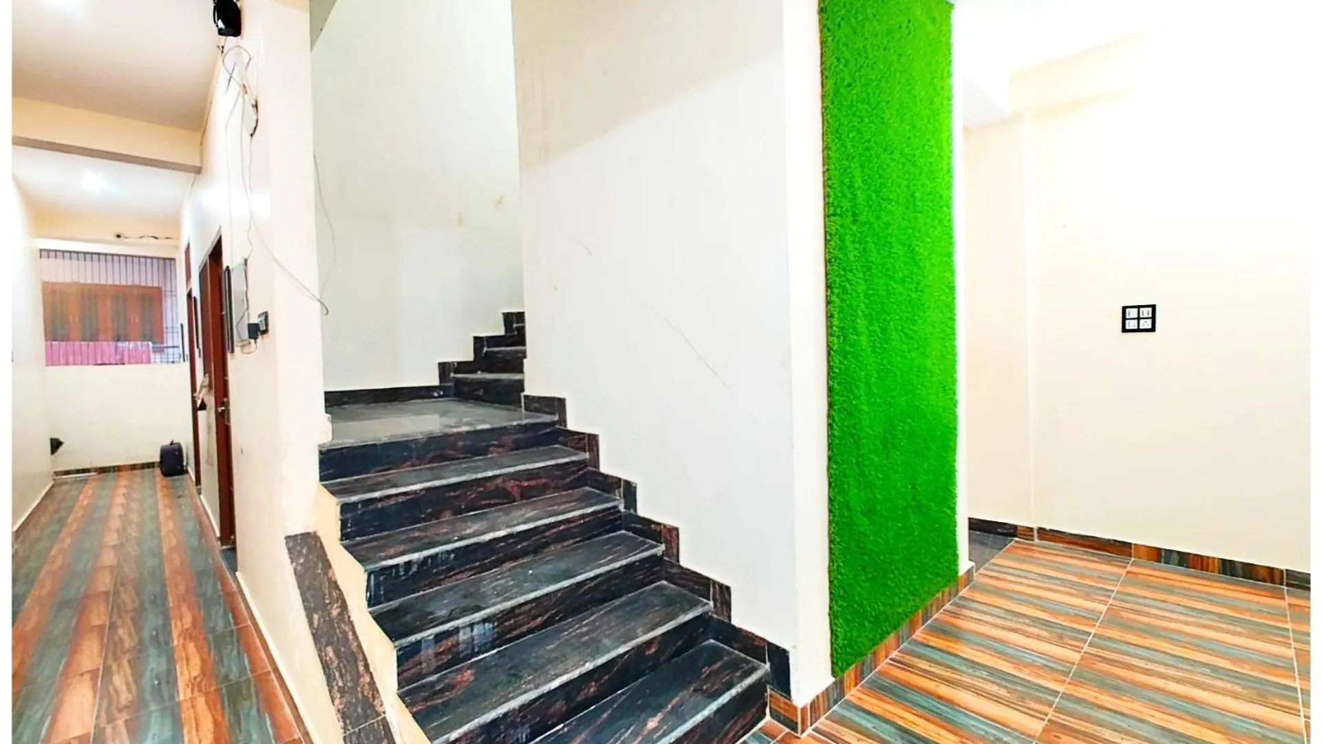 Varanasi Hotel S S Palace - Ully Air Conditioned Hotel At Prime Location - Kashi Vishwanath Temple - Hygiene & Spacious Room