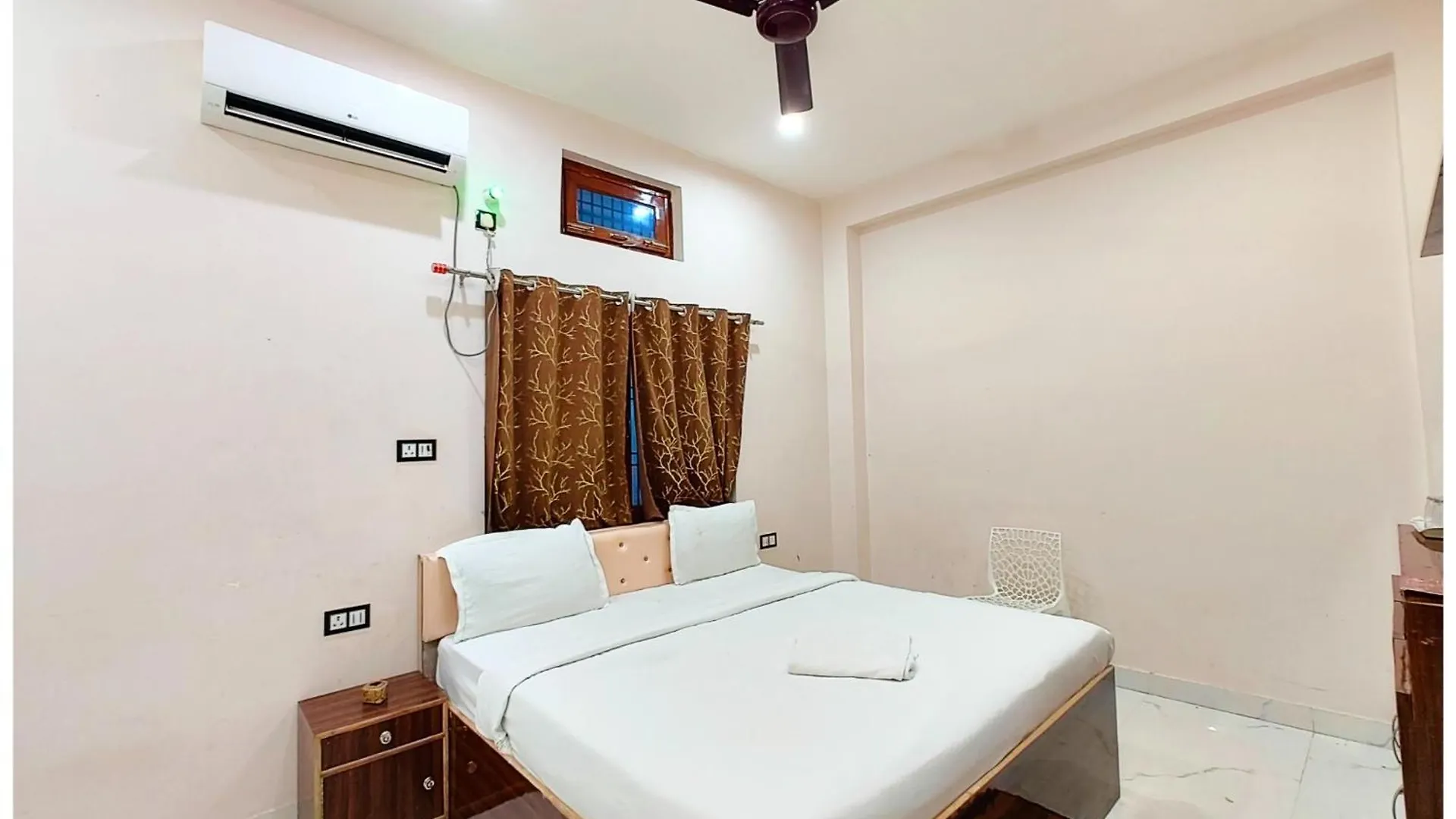 Varanasi Hotel S S Palace - Ully Air Conditioned Hotel At Prime Location - Kashi Vishwanath Temple - Hygiene & Spacious Room