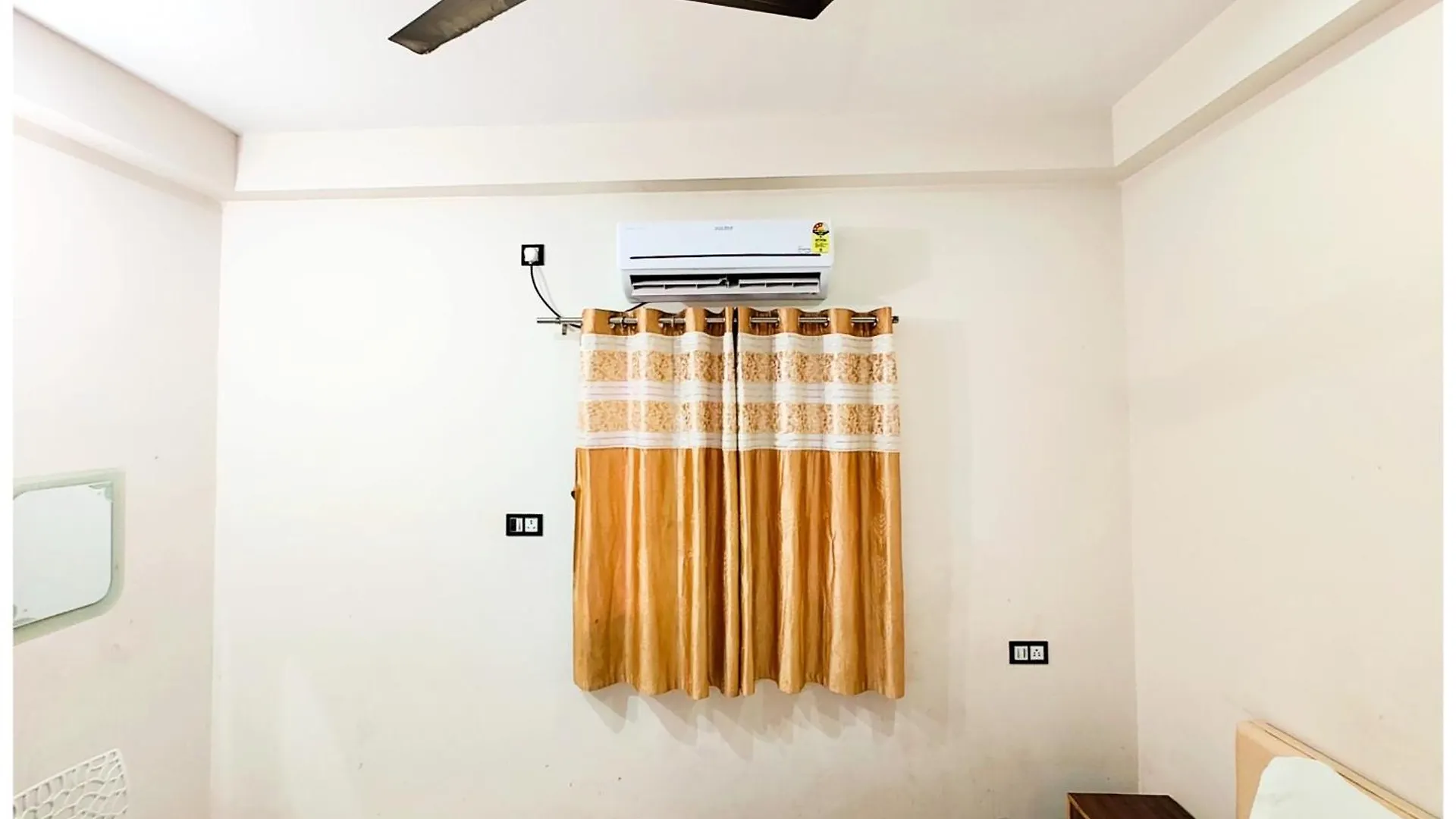 Varanasi Hotel S S Palace - Ully Air Conditioned Hotel At Prime Location - Kashi Vishwanath Temple - Hygiene & Spacious Room