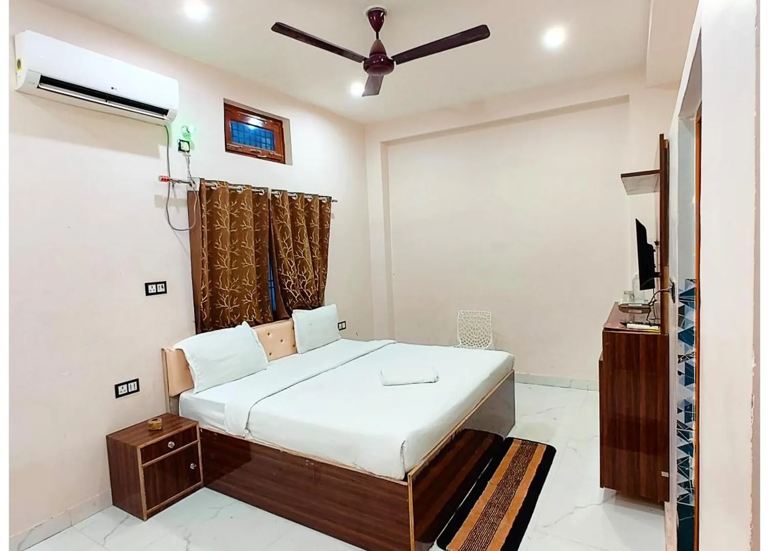 Varanasi Hotel S S Palace - Ully Air Conditioned Hotel At Prime Location - Kashi Vishwanath Temple - Hygiene & Spacious Room 3*,