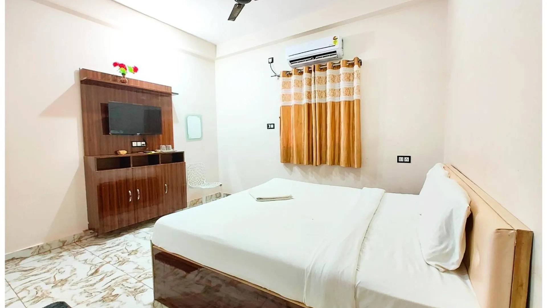 Varanasi Hotel S S Palace - Ully Air Conditioned Hotel At Prime Location - Kashi Vishwanath Temple - Hygiene & Spacious Room 3*,  India