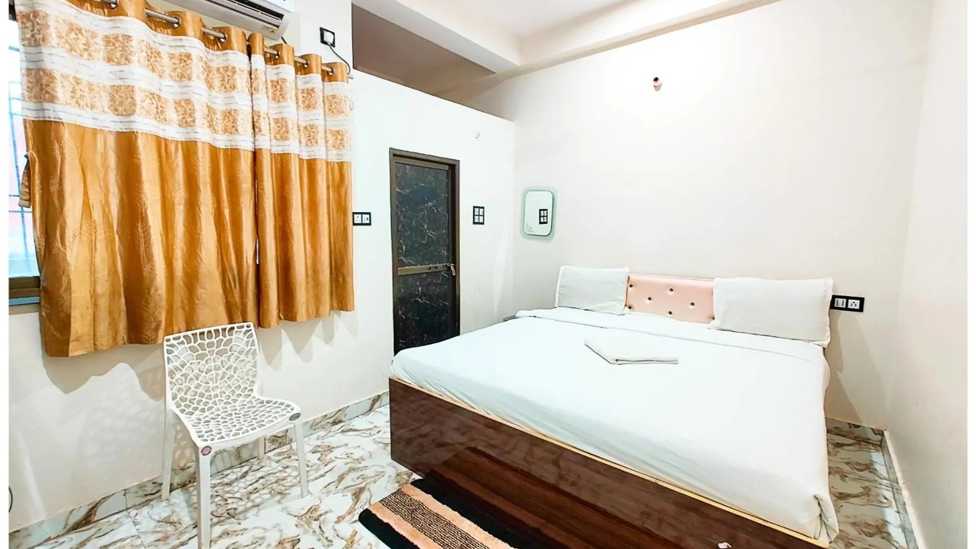 Varanasi Hotel S S Palace - Ully Air Conditioned Hotel At Prime Location - Kashi Vishwanath Temple - Hygiene & Spacious Room