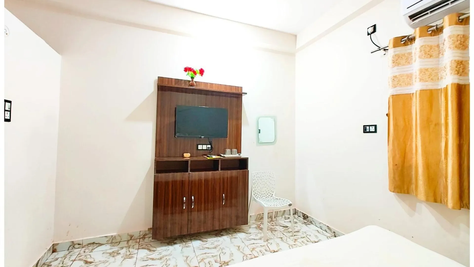 Varanasi Hotel S S Palace - Ully Air Conditioned Hotel At Prime Location - Kashi Vishwanath Temple - Hygiene & Spacious Room