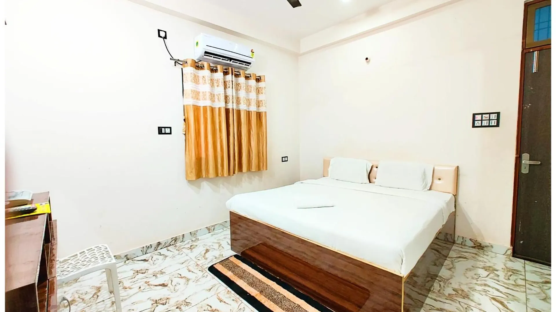 Varanasi Hotel S S Palace - Ully Air Conditioned Hotel At Prime Location - Kashi Vishwanath Temple - Hygiene & Spacious Room