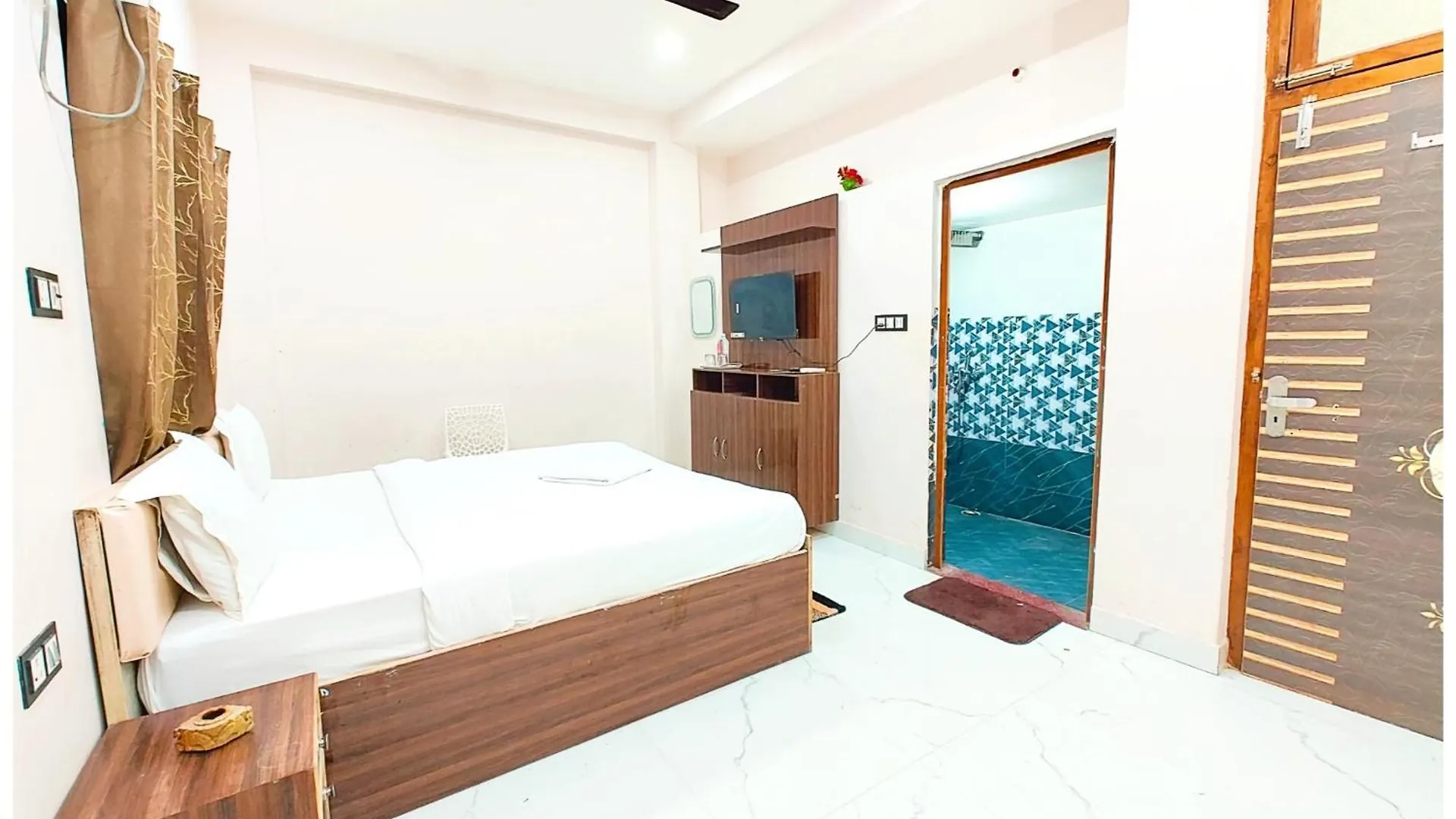 Varanasi Hotel S S Palace - Ully Air Conditioned Hotel At Prime Location - Kashi Vishwanath Temple - Hygiene & Spacious Room