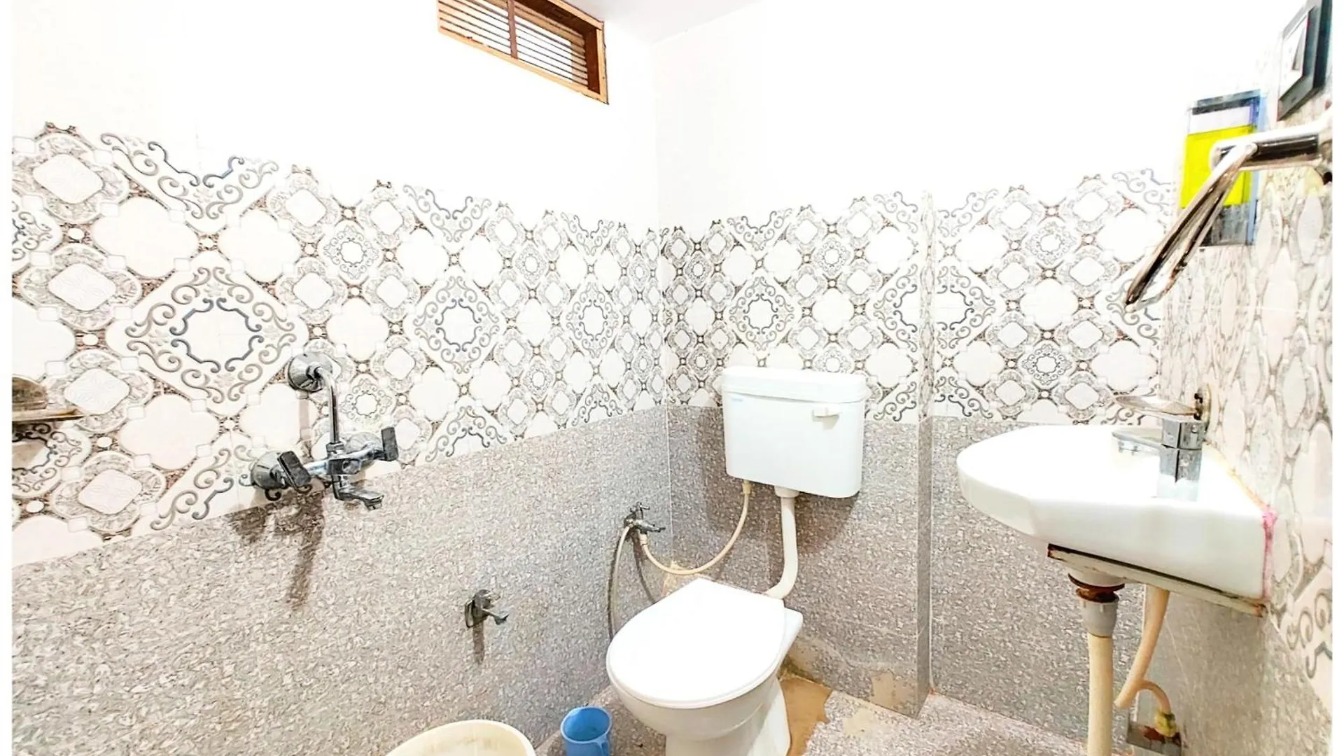 ***  Varanasi Hotel S S Palace - Ully Air Conditioned Hotel At Prime Location - Kashi Vishwanath Temple - Hygiene & Spacious Room India