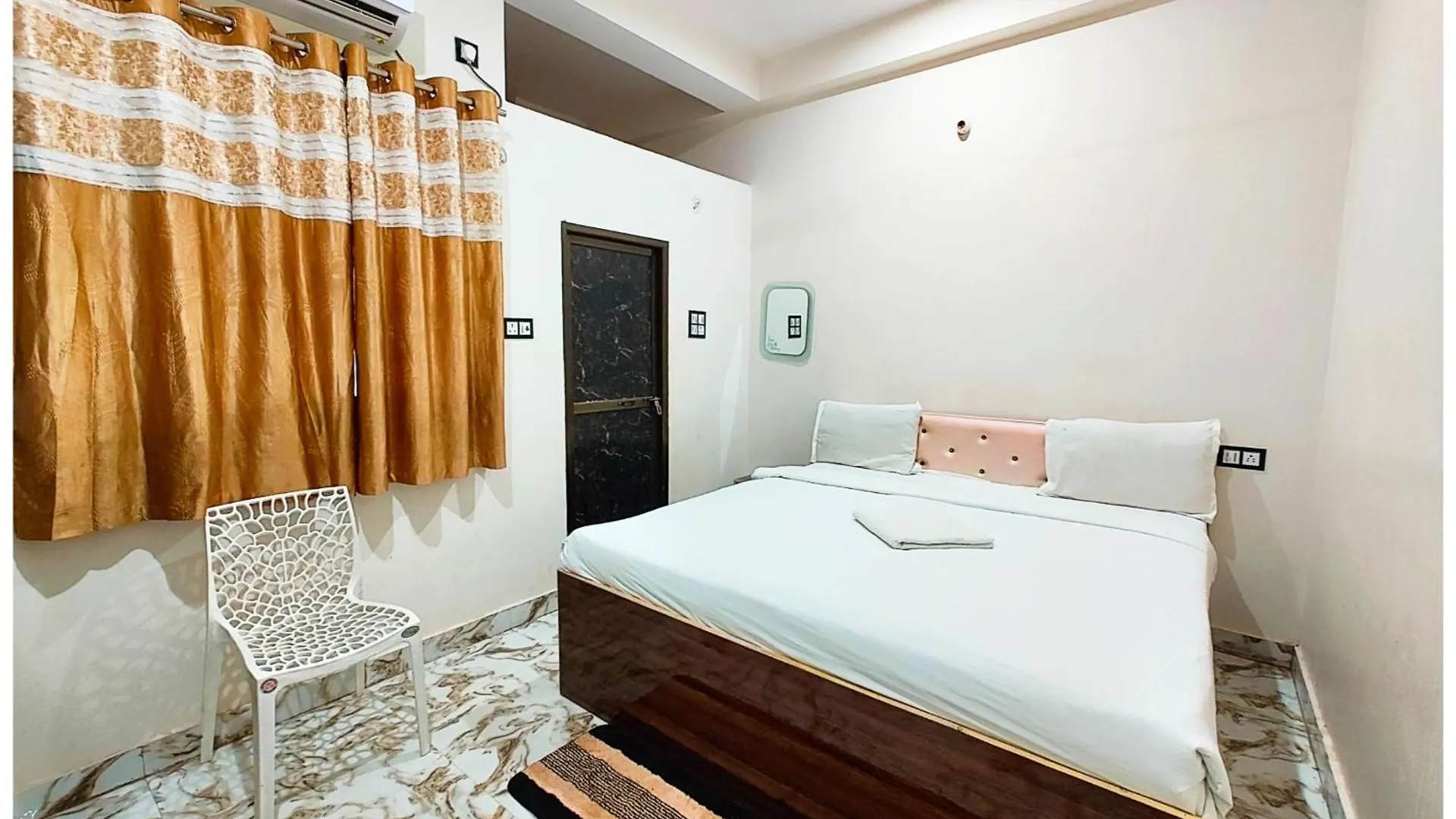 Varanasi Hotel S S Palace - Ully Air Conditioned Hotel At Prime Location - Kashi Vishwanath Temple - Hygiene & Spacious Room
