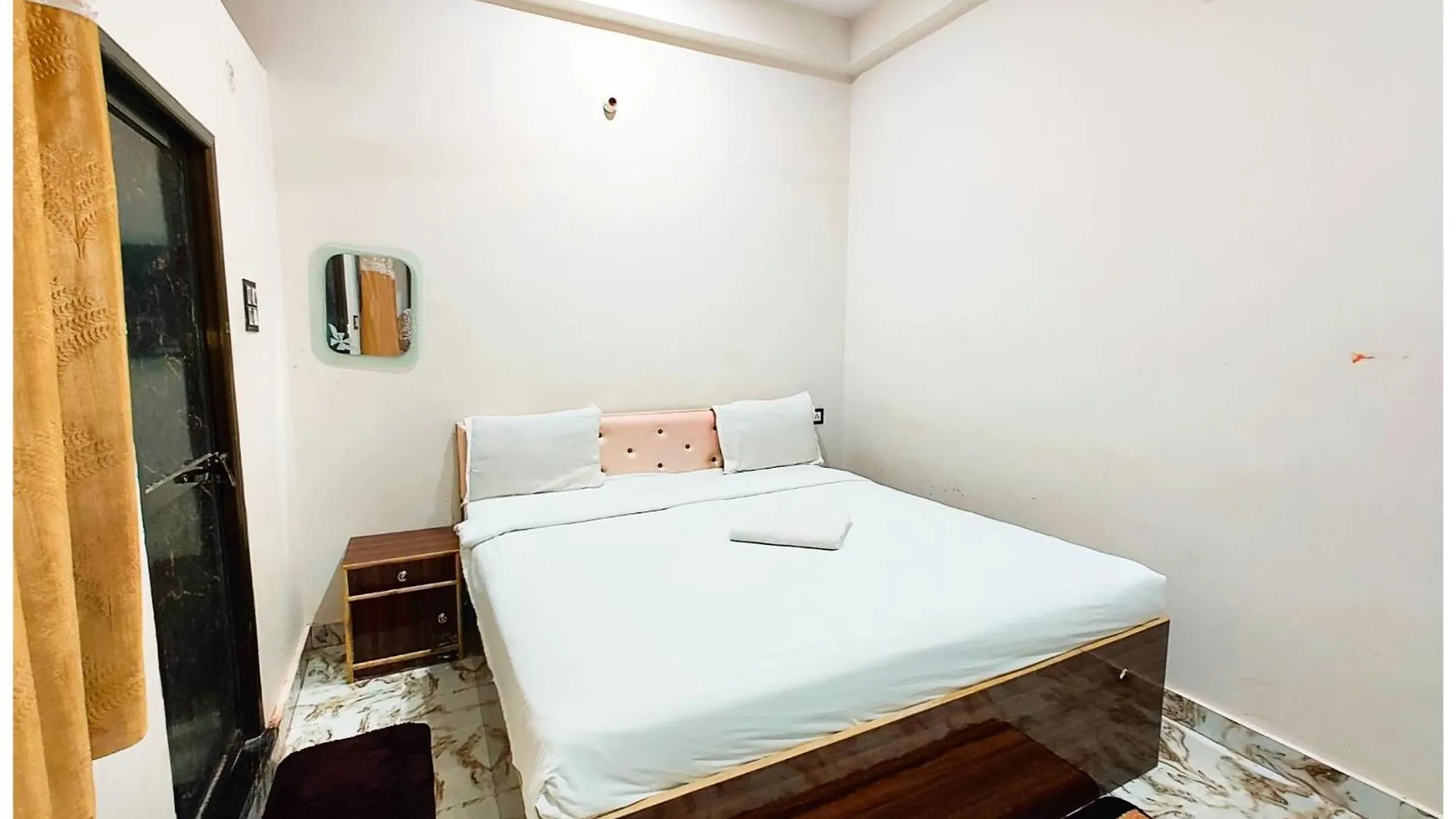 Varanasi Hotel S S Palace - Ully Air Conditioned Hotel At Prime Location - Kashi Vishwanath Temple - Hygiene & Spacious Room 3*,  India