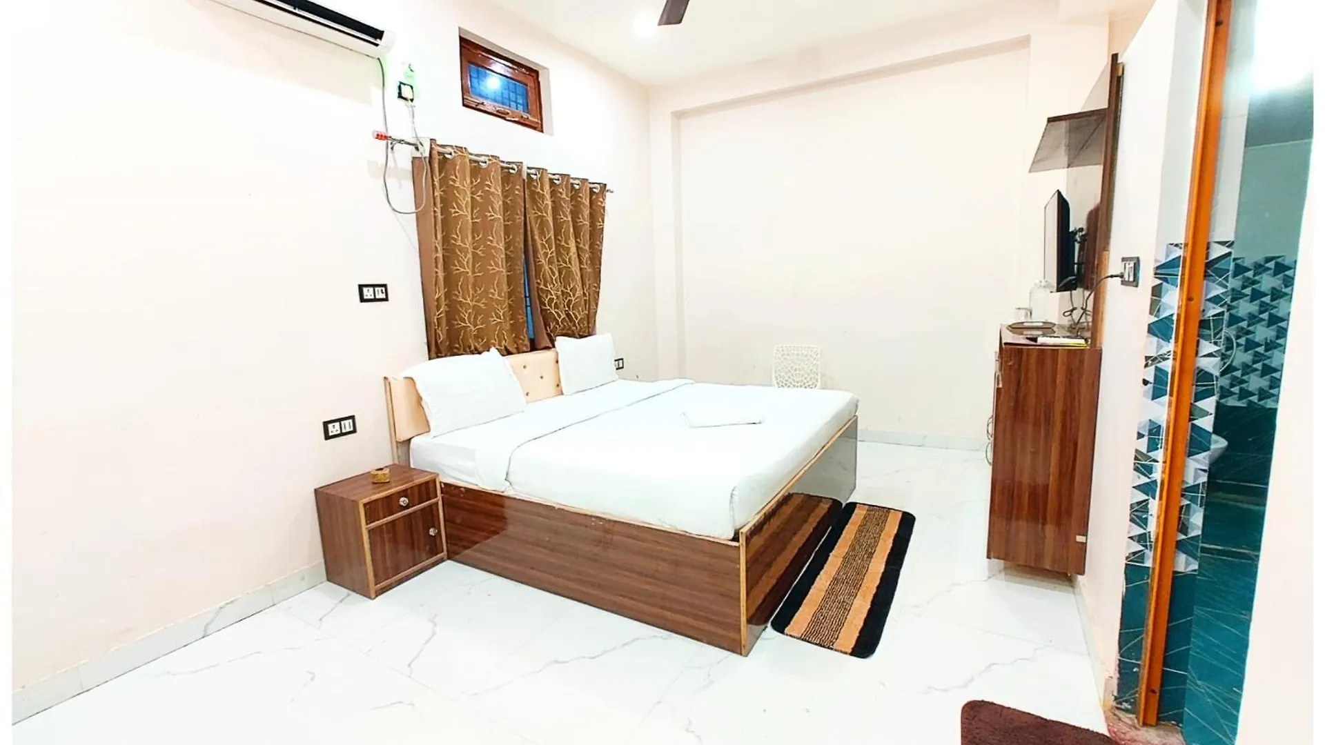 ***  Varanasi Hotel S S Palace - Ully Air Conditioned Hotel At Prime Location - Kashi Vishwanath Temple - Hygiene & Spacious Room India